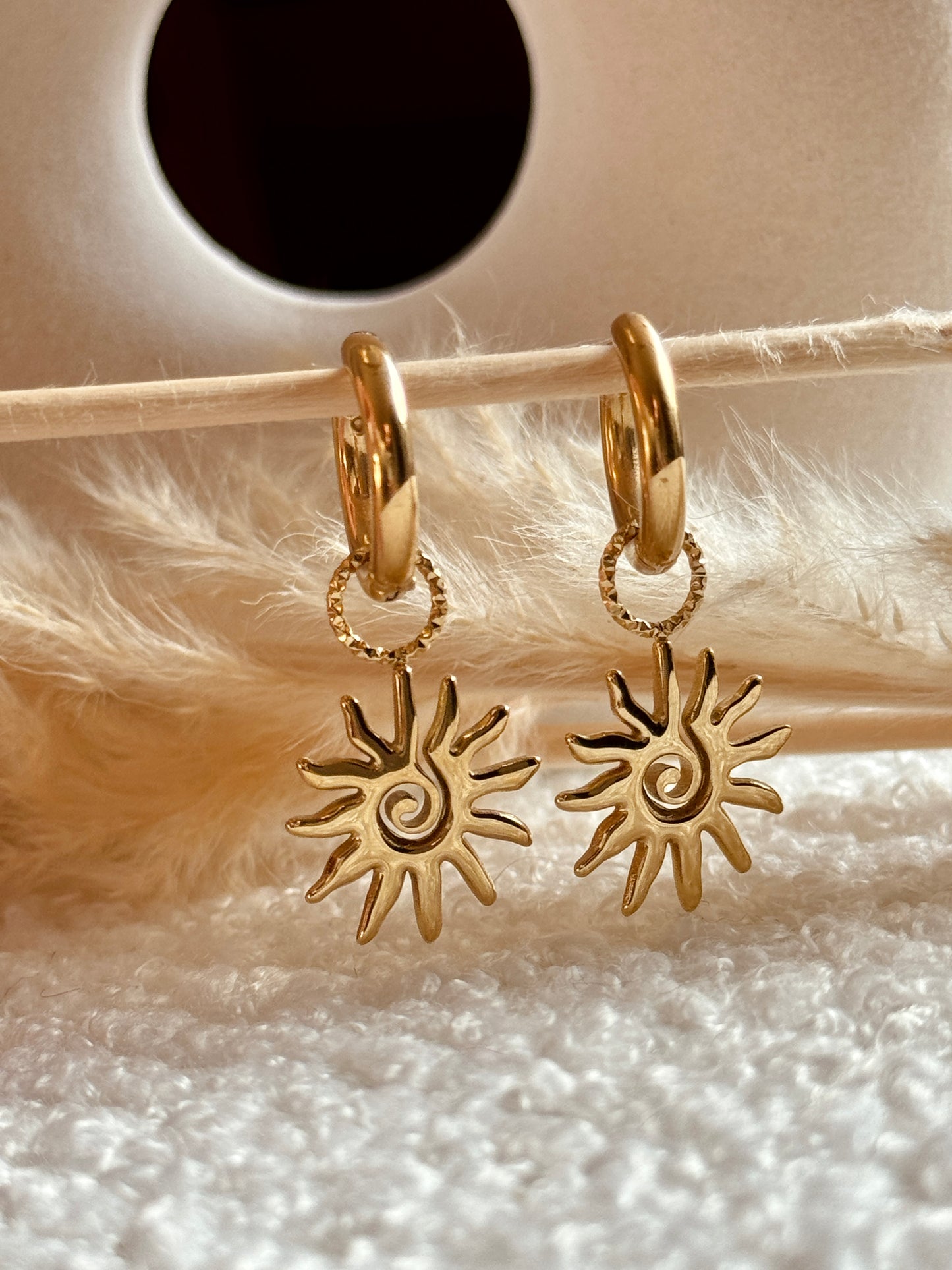 Boucles d'oreilles dorées soleil